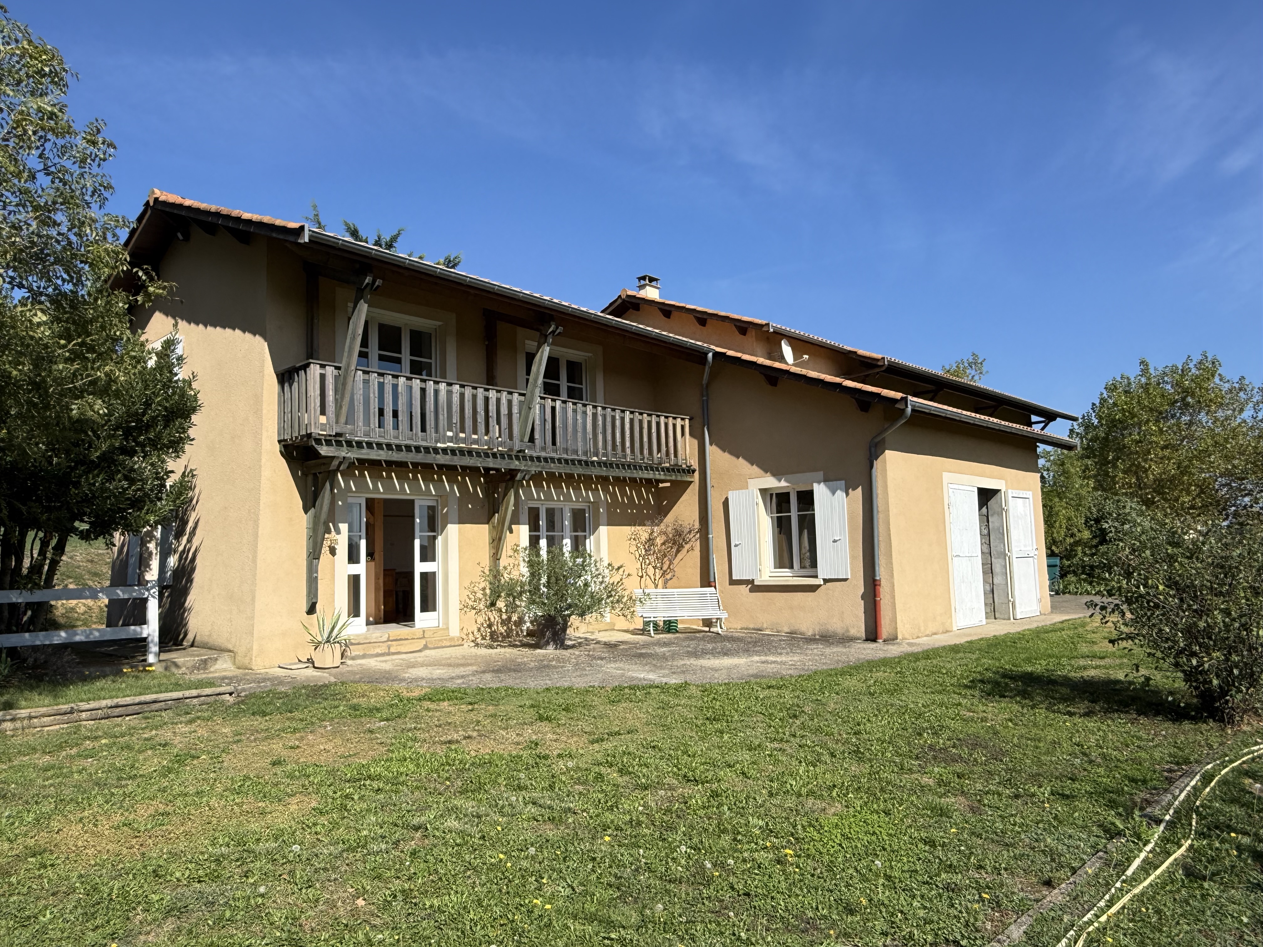 VERNIOZ FERME RÉNOVÉE ENVIRON 350 m² HABITABLES PRÈS DE 6 HECTARES