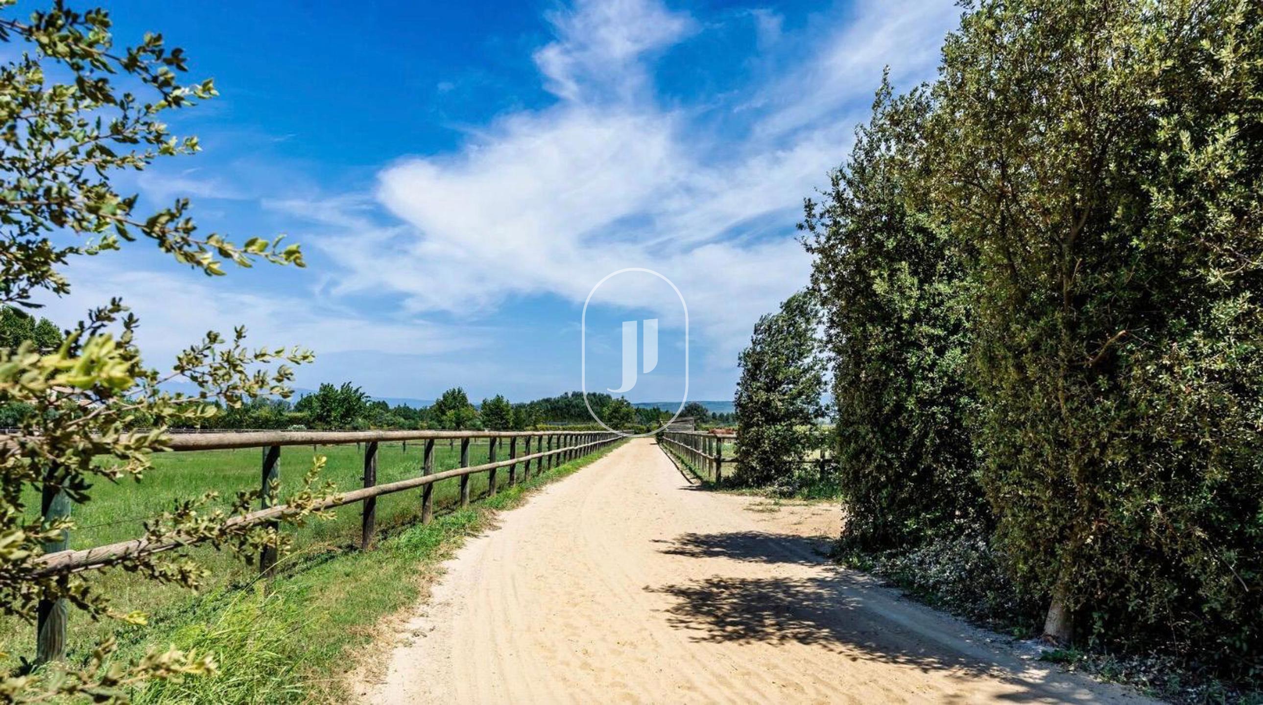 Vue 3 de Domaine équestre aménagé avec mas provençal