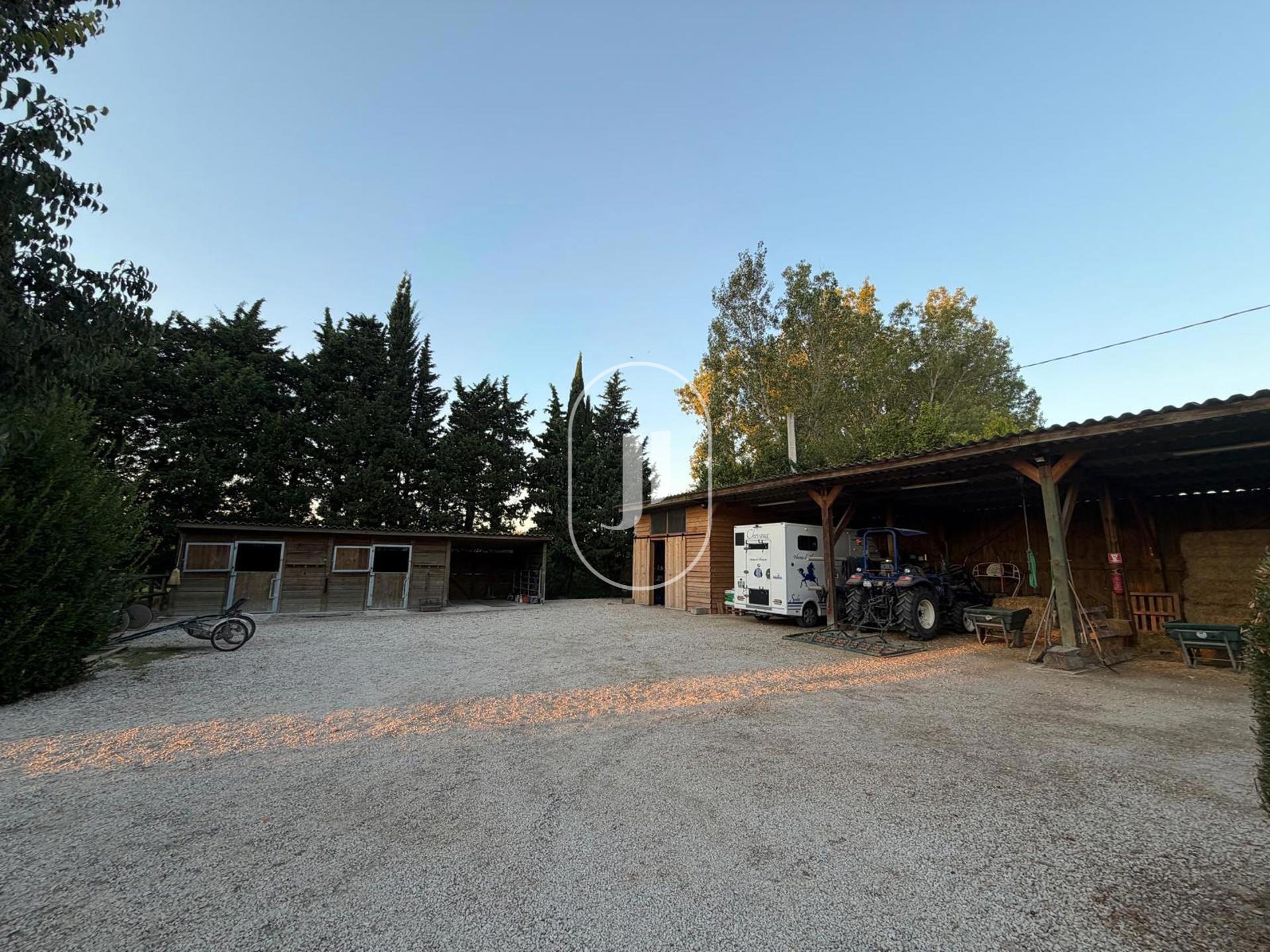 Vue 9 de Domaine équestre aménagé avec mas provençal
