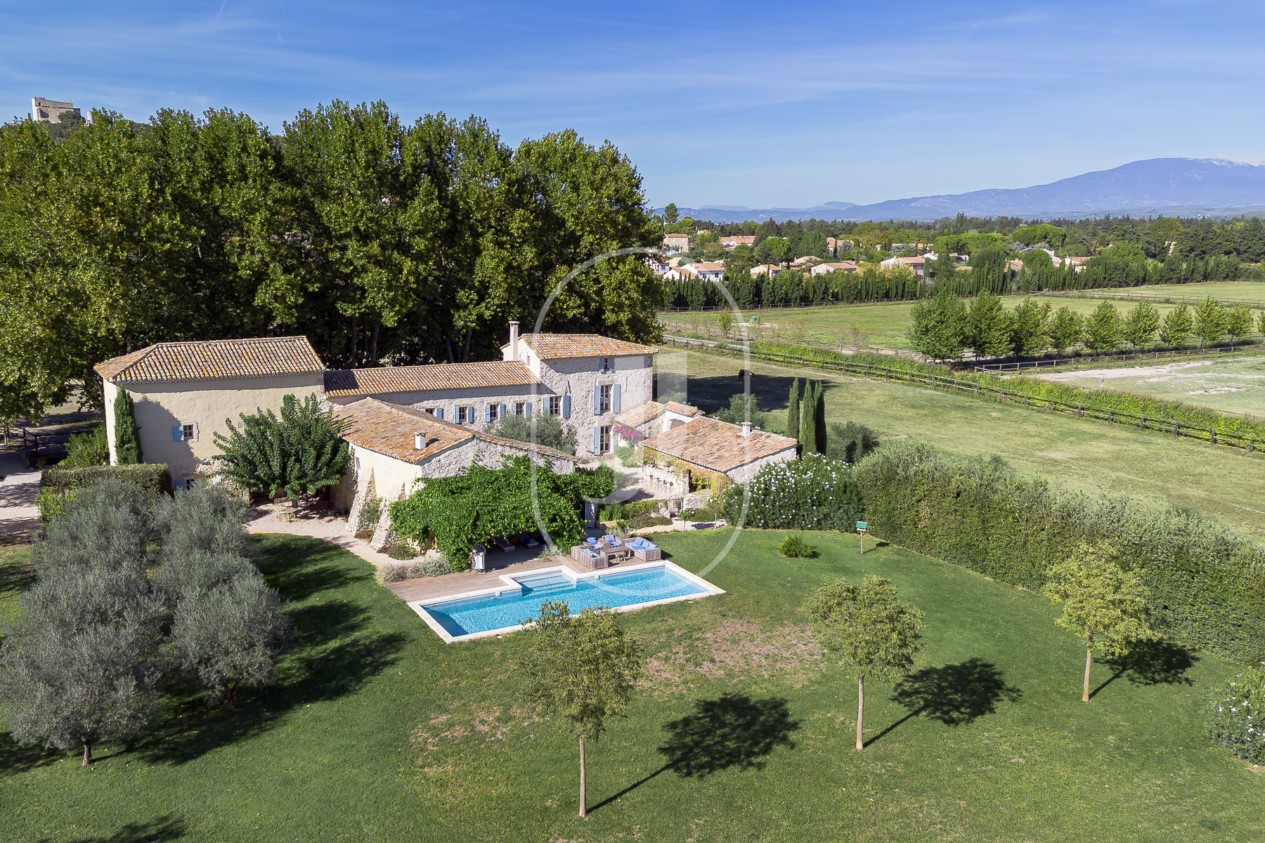 Domaine équestre aménagé avec mas provençal