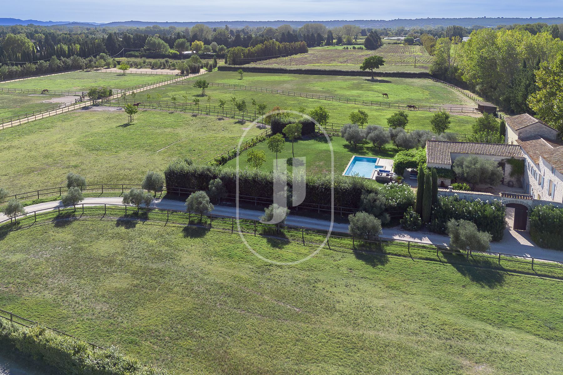 Vue 11 de Domaine équestre aménagé avec mas provençal