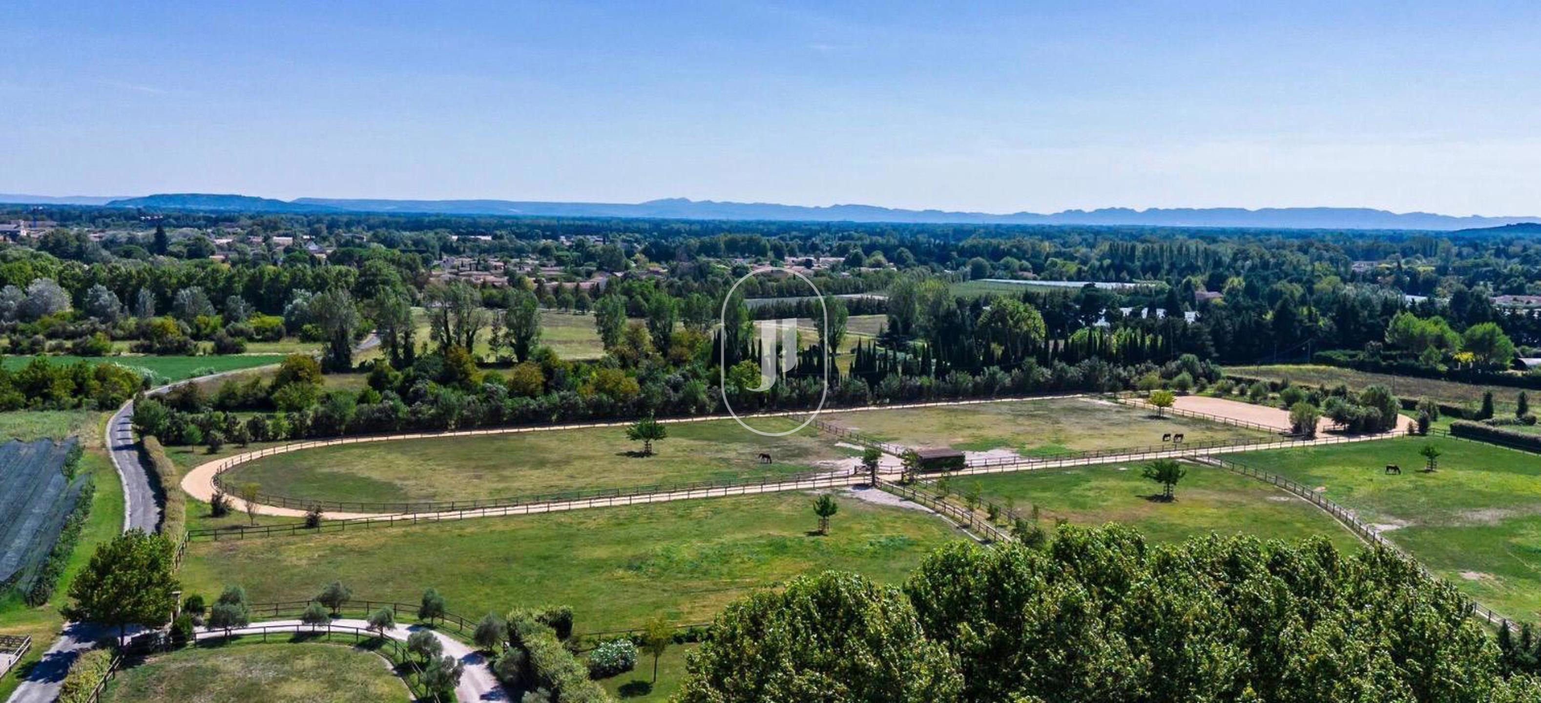 Vue 2 de Domaine équestre aménagé avec mas provençal