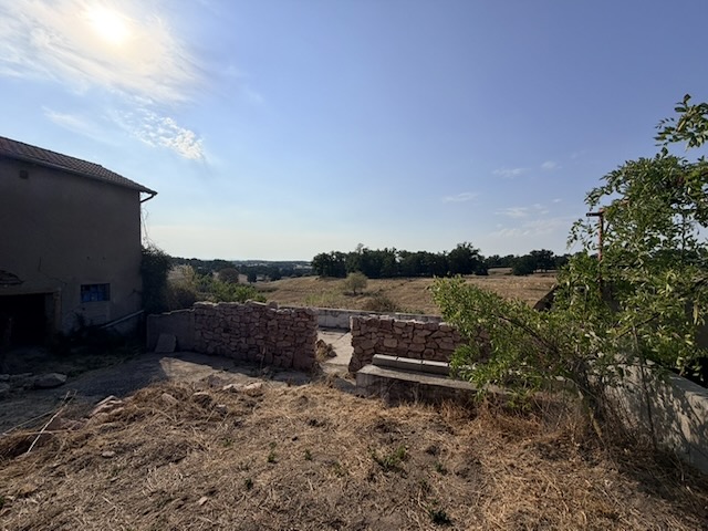 Vue 3 de Ancien corps de ferme et dépendances.5 ha attenants.