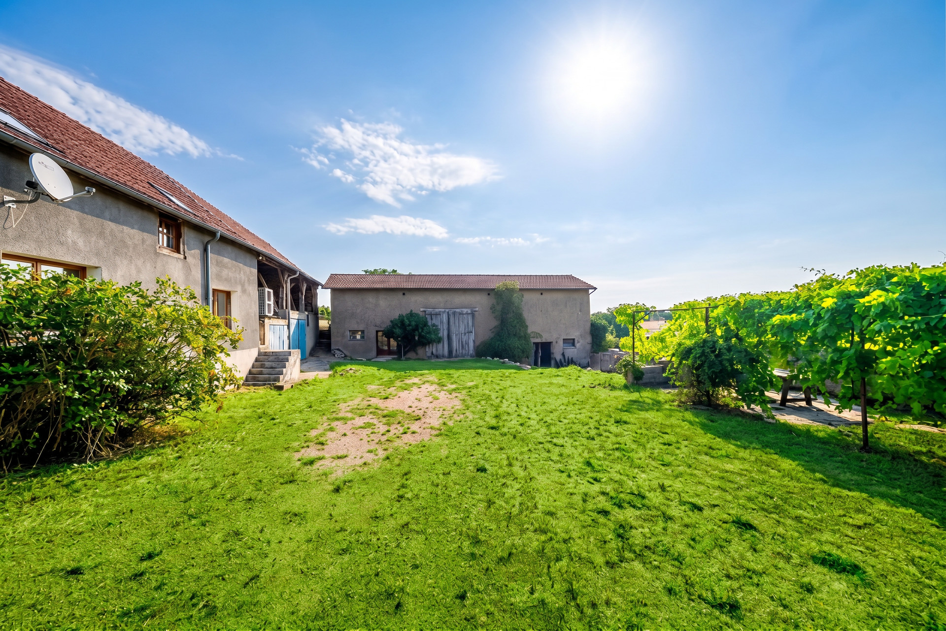 Vue 2 de Ancien corps de ferme et dépendances.5 ha attenants.