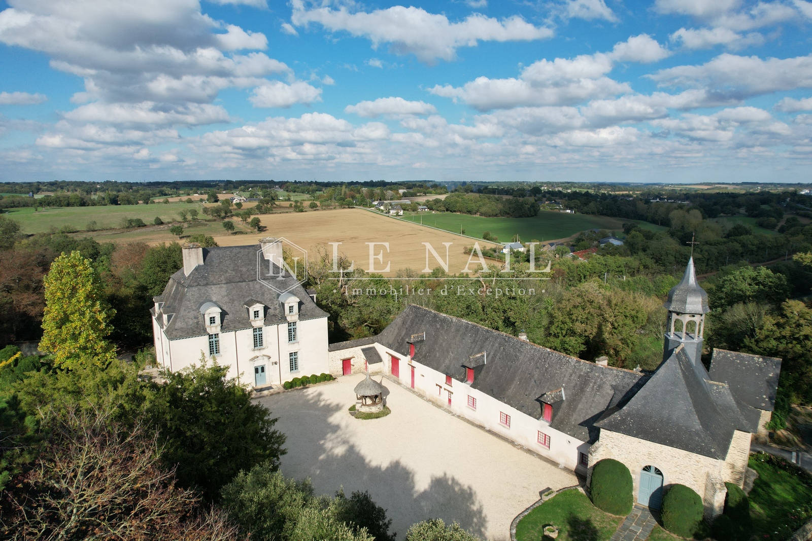 Entre Rennes et Vitré, manoir du XVIIIe siècle, sa chapelle et son domaine équestre de 12 hectares