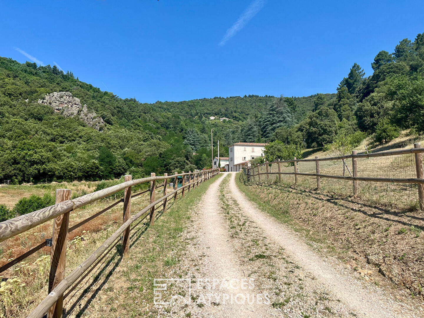 Vue 6 de Propriété avec 10ha de terrain et installations équestres