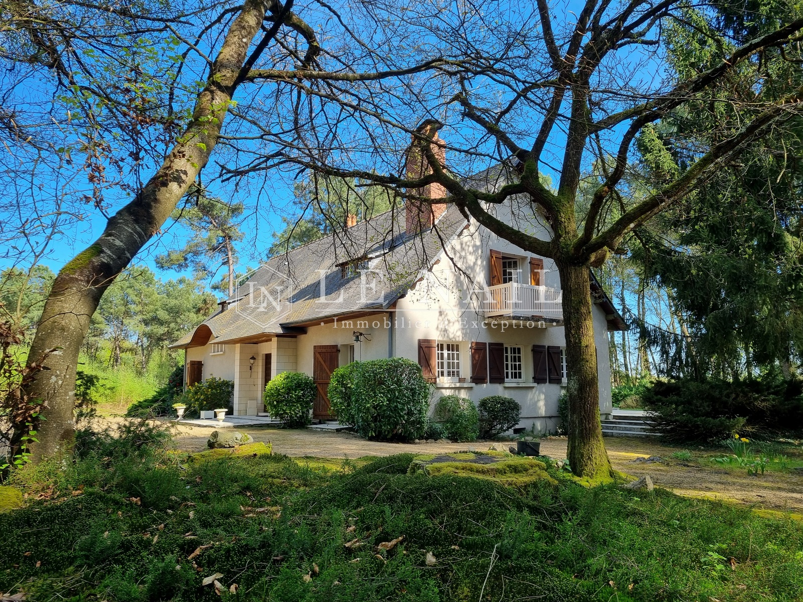 Maison contemporaine avec installations équestres sur 22 hectares