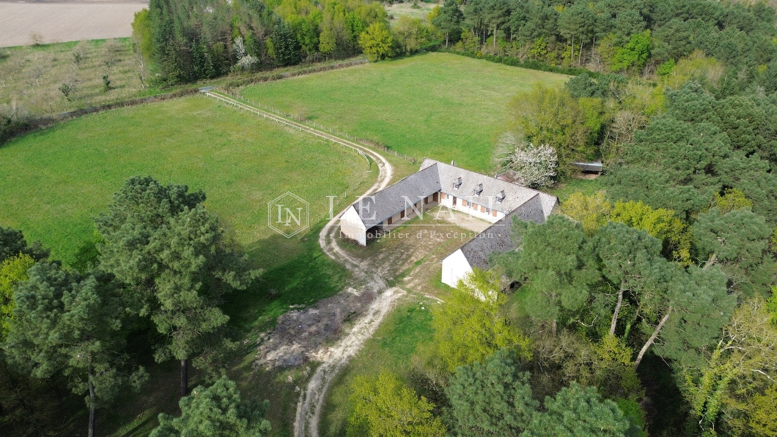 Vue 9 de Maison contemporaine avec installations équestres sur 22 hectares