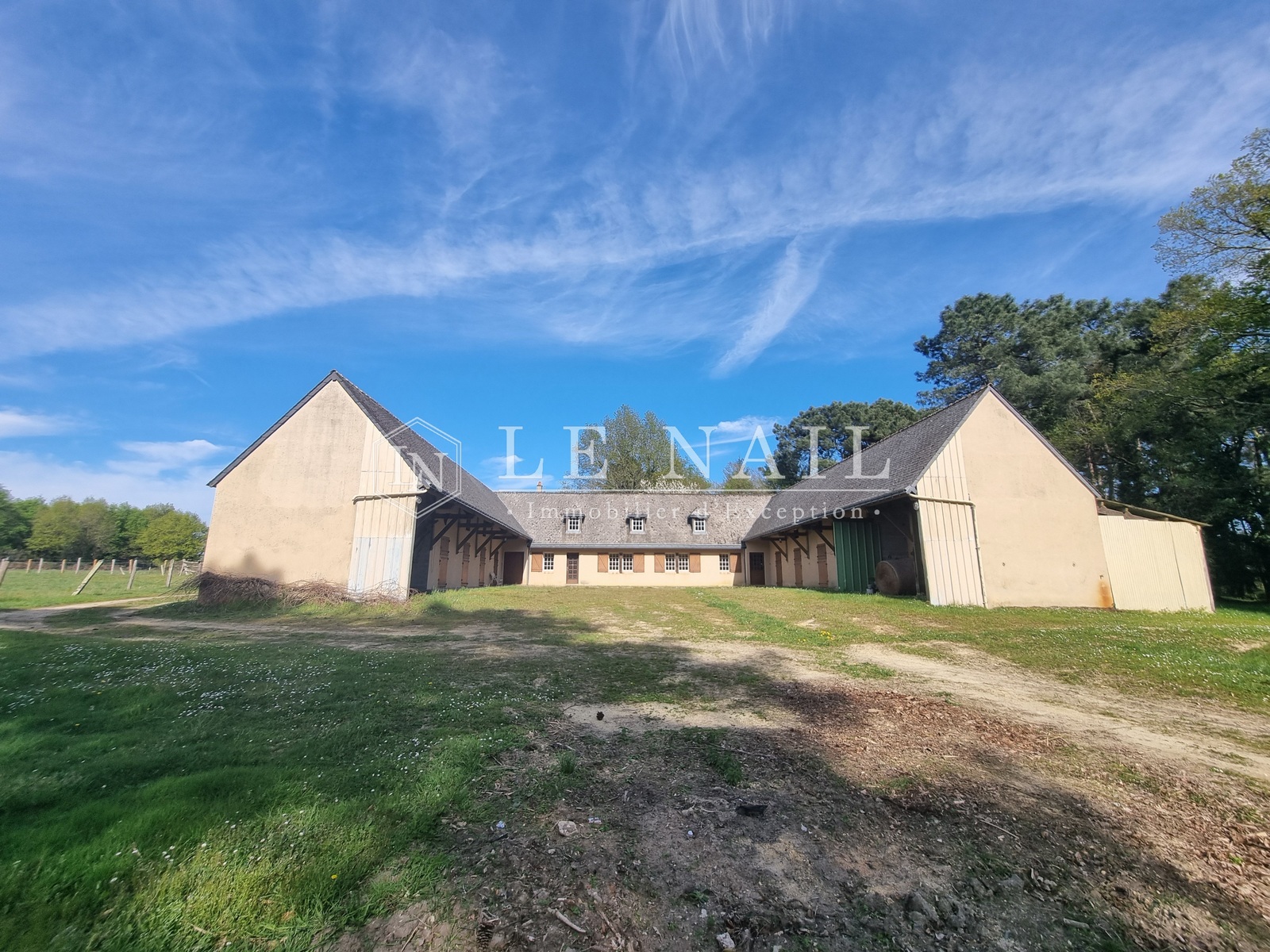 Vue 3 de Maison contemporaine avec installations équestres sur 22 hectares
