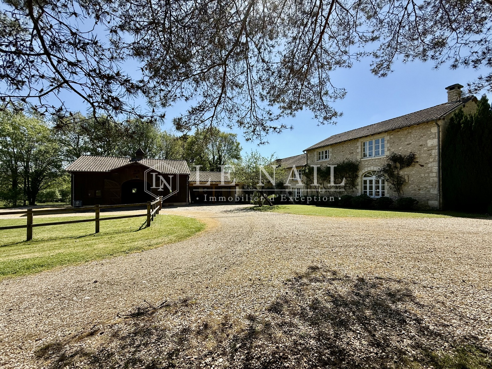 Vue 11 de Belle propriété avec piscine et installations équestres en Dordogne