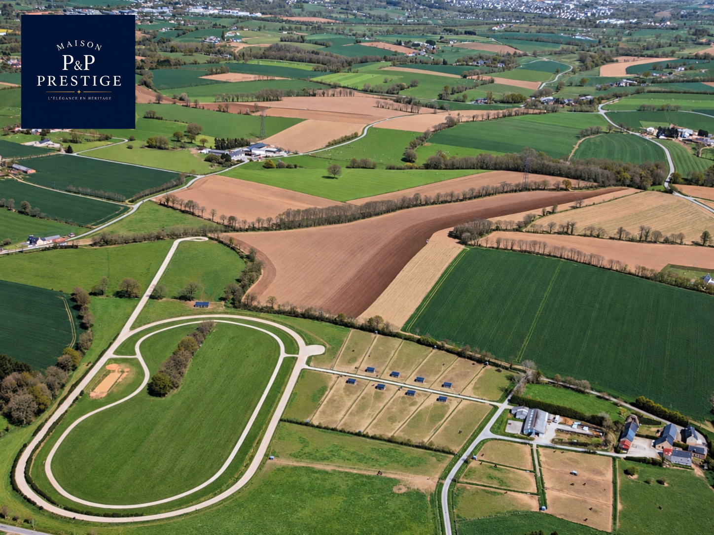 Haras sur environ 20,5 hectares – 21 boxes, piste de 900 mètres et maison en pierre