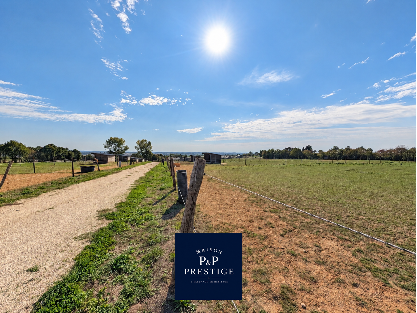 Vue 4 de Haras sur environ 20,5 hectares – 21 boxes, piste de 900 mètres et maison en pierre