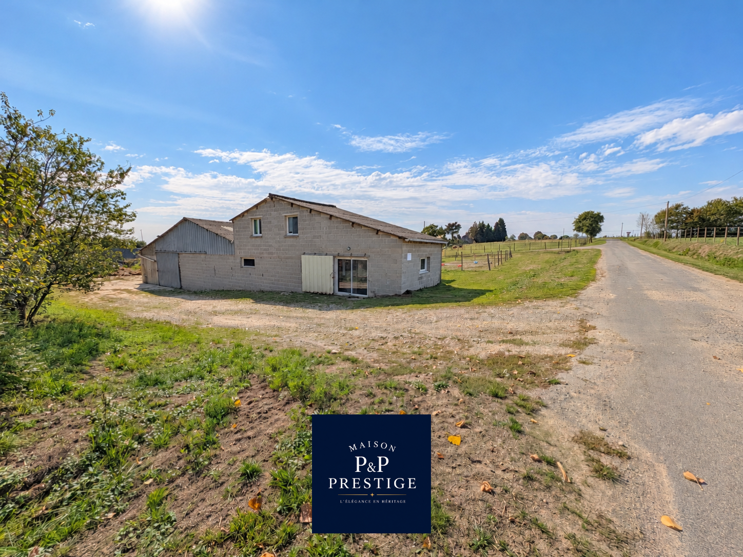 Vue 6 de Haras sur environ 20,5 hectares – 21 boxes, piste de 900 mètres et maison en pierre