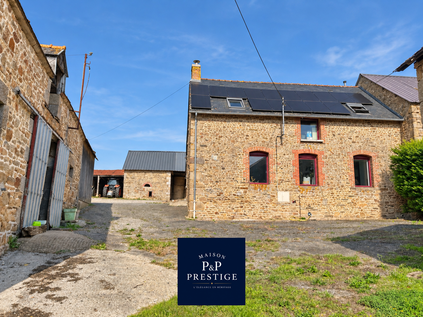 Vue 12 de Haras sur environ 20,5 hectares – 21 boxes, piste de 900 mètres et maison en pierre