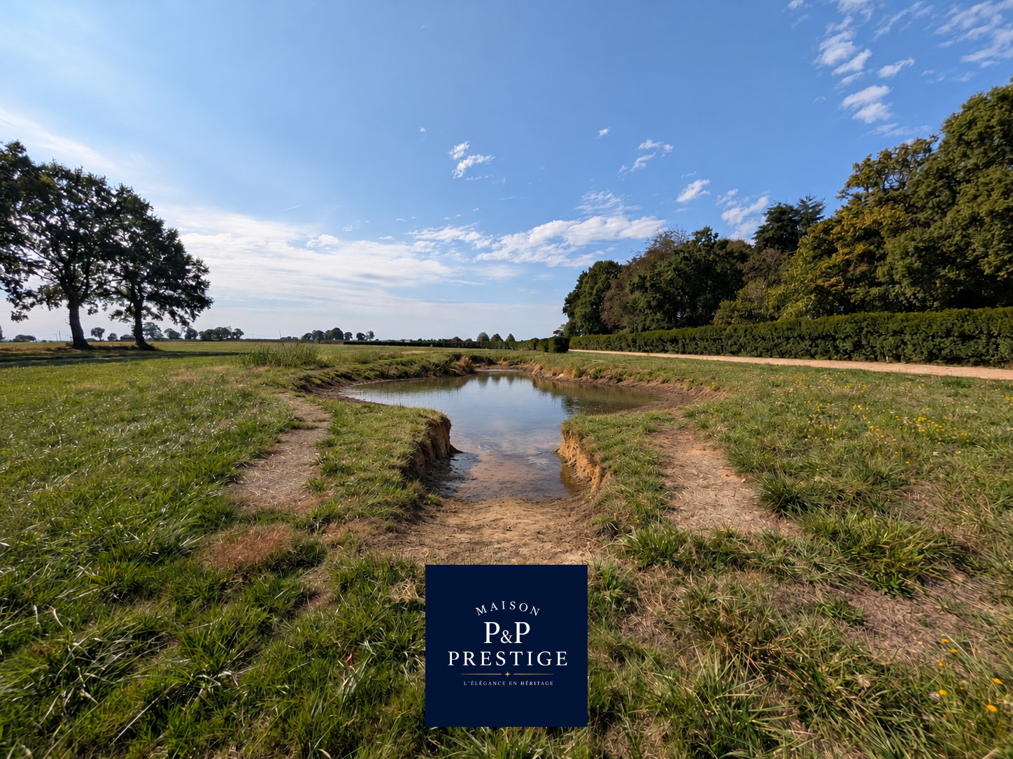 Vue 9 de Haras sur environ 20,5 hectares – 21 boxes, piste de 900 mètres et maison en pierre