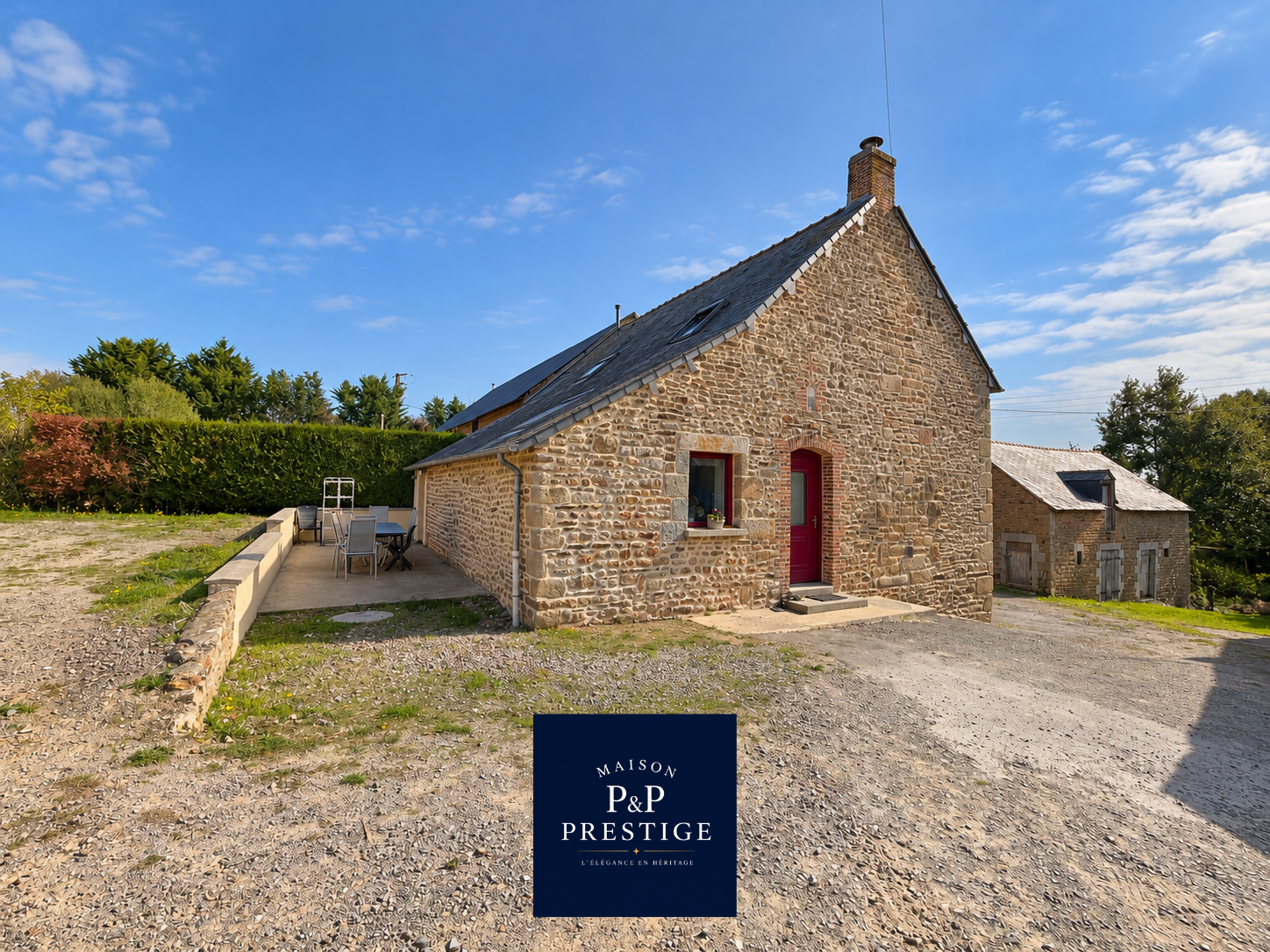 Vue 11 de Haras sur environ 20,5 hectares – 21 boxes, piste de 900 mètres et maison en pierre