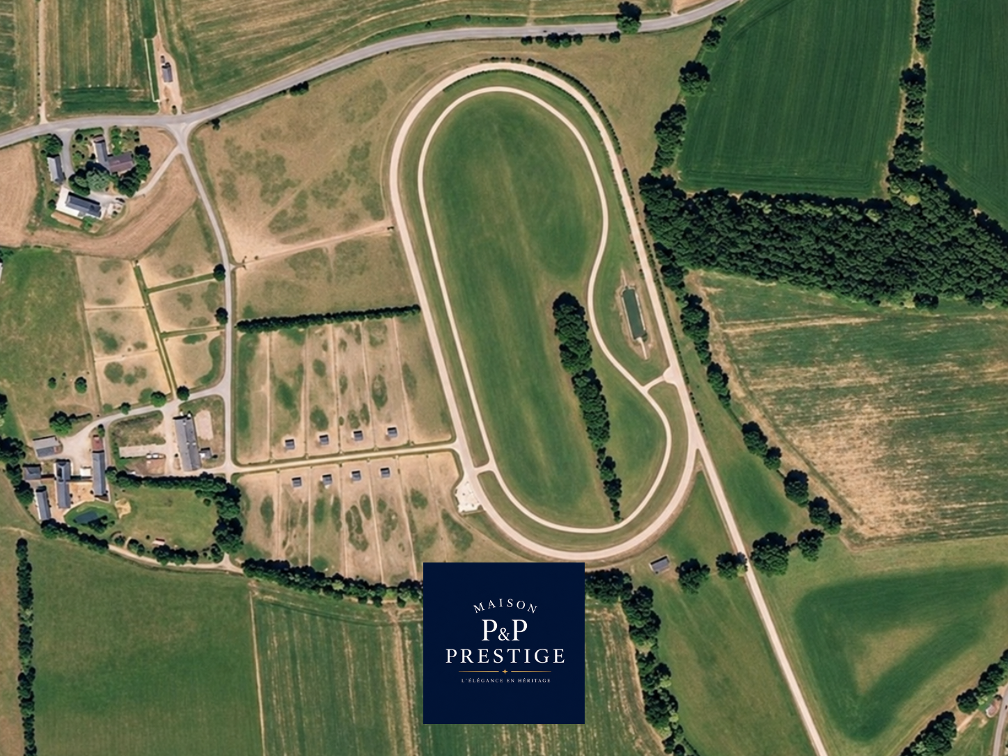 Vue 2 de Haras sur environ 20,5 hectares – 21 boxes, piste de 900 mètres et maison en pierre