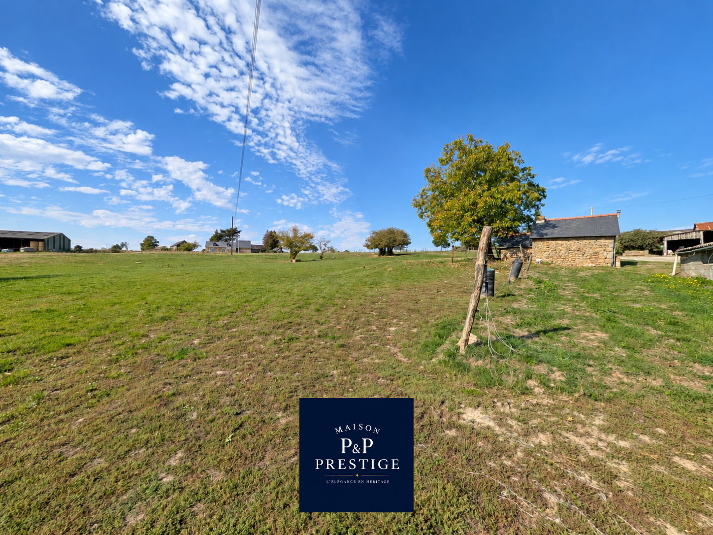 Vue 8 de Haras sur environ 20,5 hectares – 21 boxes, piste de 900 mètres et maison en pierre
