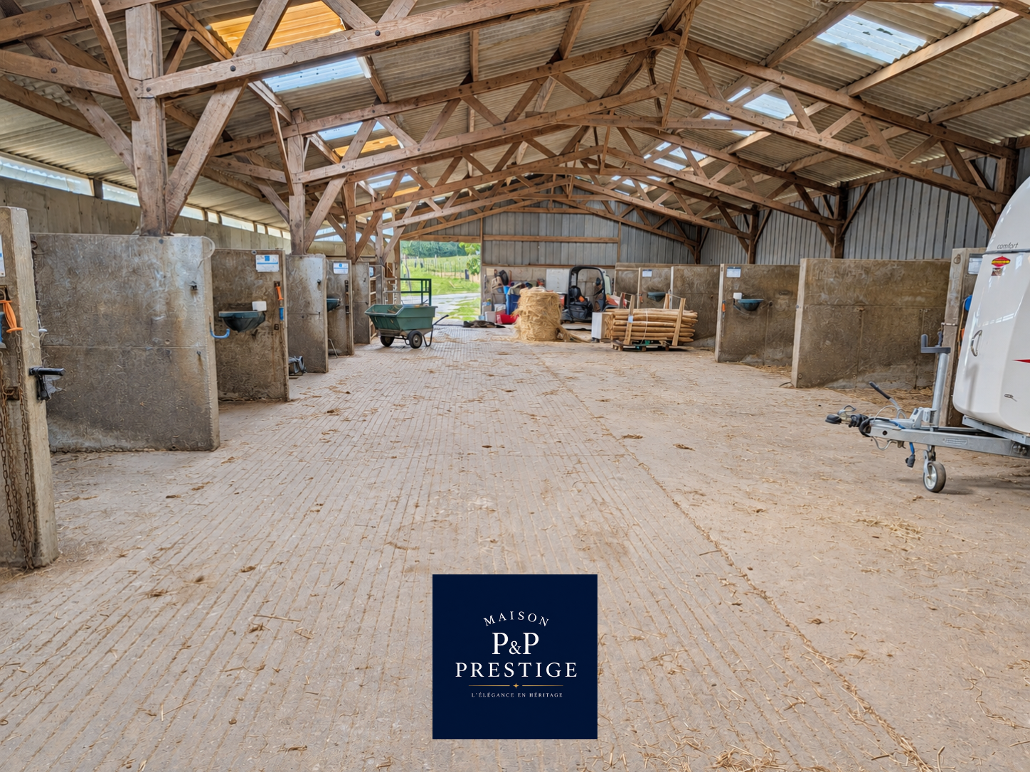 Vue 7 de Haras sur environ 20,5 hectares – 21 boxes, piste de 900 mètres et maison en pierre