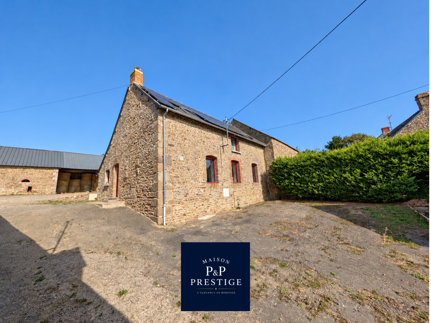 Vue 13 de Haras sur environ 20,5 hectares – 21 boxes, piste de 900 mètres et maison en pierre